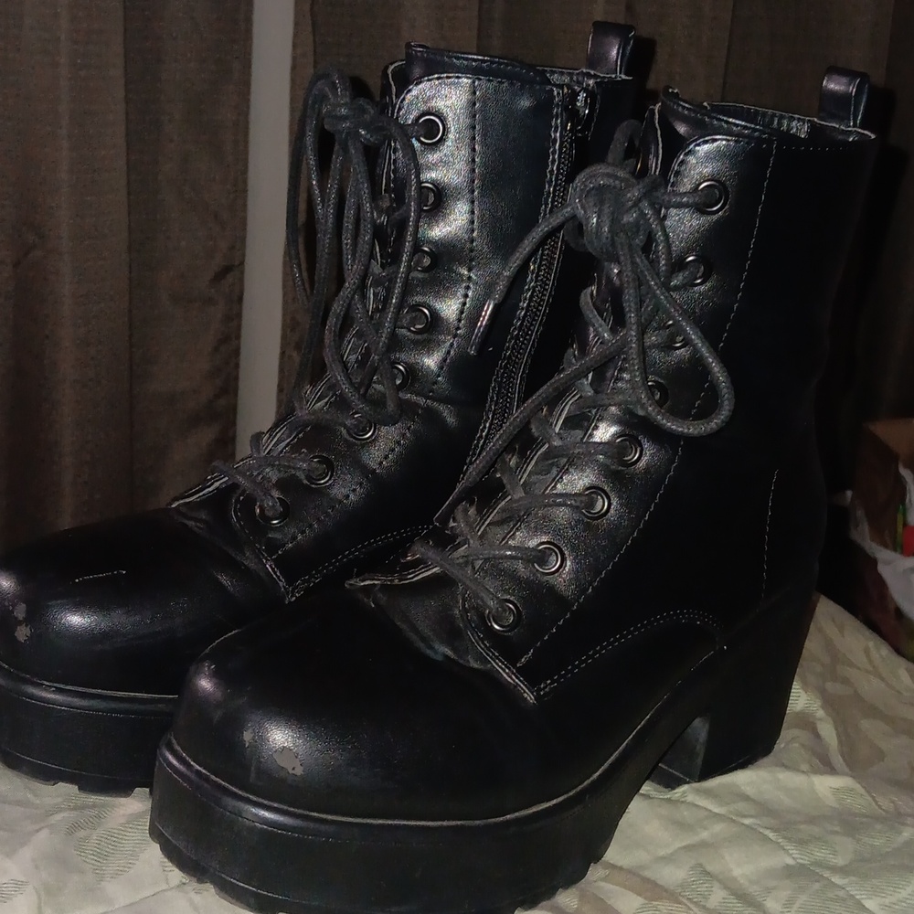 Koi combat boots